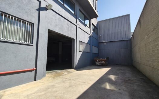 Nave industrial de venta y alquiler en Cornella de Llobregat de 2.617 m²