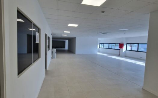 Nave logistica de alquiler en Sant Esteve de Sesrovires de 2.405 m²